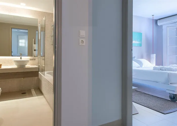Hotel The Bay &