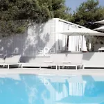 Hotel The Bay &
